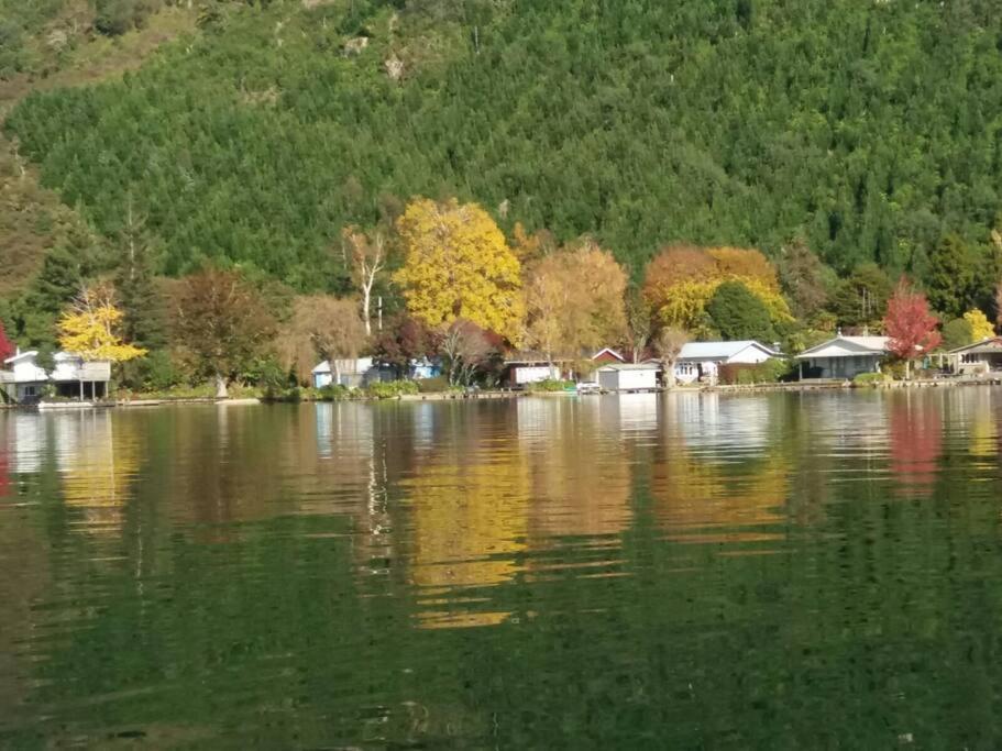 Lake Rotoiti Lakehouse Retreat โรโตรัว ภายนอก รูปภาพ